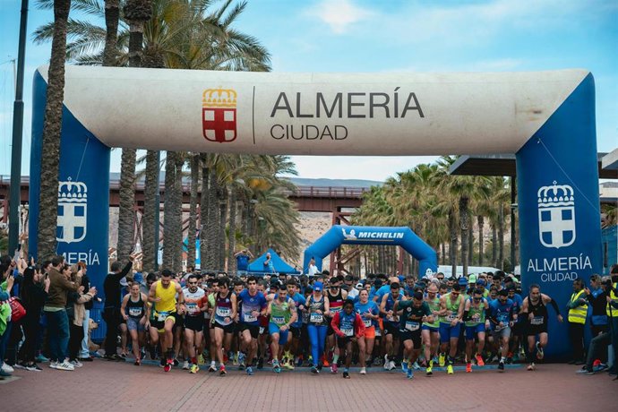 Punto de salida de la III Runner Fashion Carrera Azul por el autismo en Almería capital.