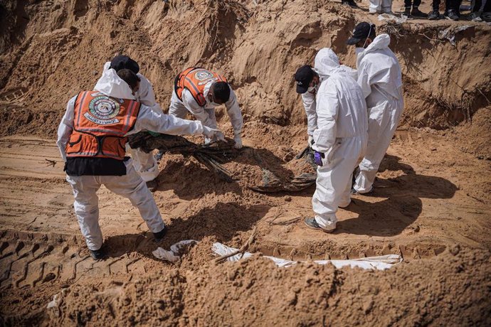 Defensa Civil de Gaza extrae cadáveres de una fosa común del centro médico Nasser, en Jan Yunis