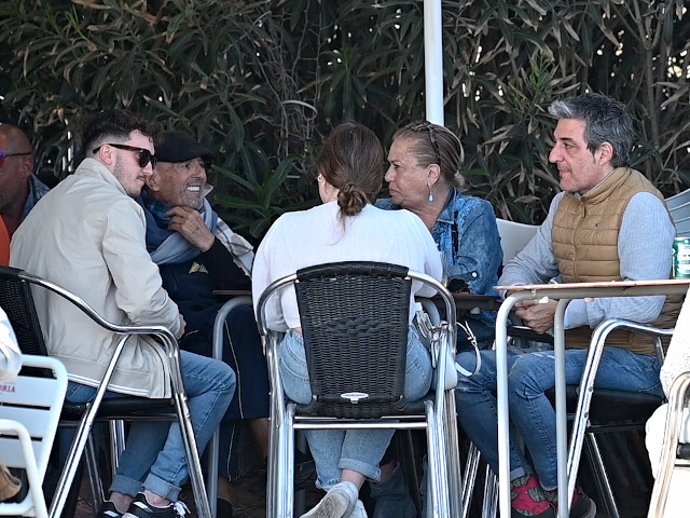 Julián Muñoz disfrutando en una terraza junto a Mayte Zaldívar y Fernando Marcos.