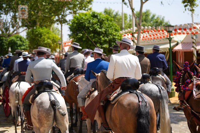 Caballistas paseando por la feria. A 18 de abril de 2024, en Sevilla (Andalucía, España). 