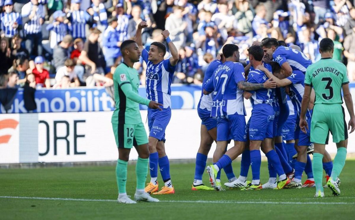Alavés minimizes an Atlético in mourning