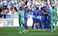 El Alavés minimiza a un Atlético de luto