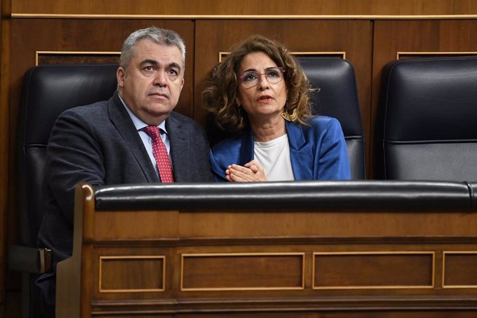 Archivo - El secretario de Organización del PSOE, Santos Cerdán y la vicepresidenta primera y ministra de Hacienda, María Jesús Montero durante una sesión, en el Congreso de los Diputados, a 19 de marzo de 2024, en Madrid (España). 