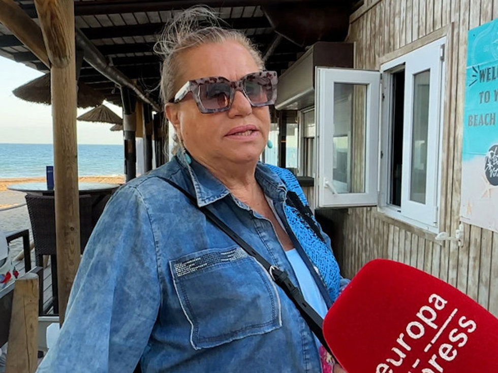 Mayte Zaldívar atendiendo a la prensa.