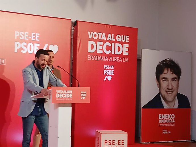 Pau Blasi y Ekain Rico en una comparecencia en el Bizkaia Aretoa en Bilbao, donde el PSE-EE hace seguimiento de la jornada electoral