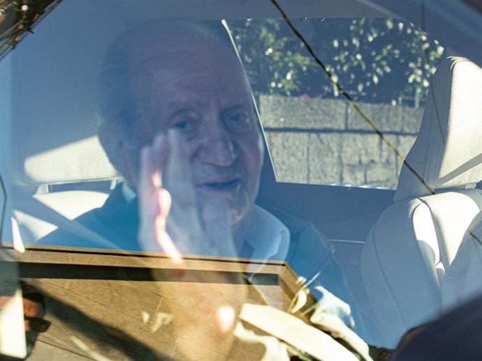 El Rey emérito Juan Carlos I sale en vehículo de la casa de su amigo Pedro Campos, a 21 de abril de 2024, en Sanxenxo, Pontevedra, Galicia (España).