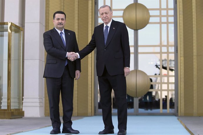 Archivo - ANKARA, March 22, 2023  -- Turkish President Recep Tayyip Erdogan (R) welcomes Iraqi Prime Minister Mohammed Shia' al-Sudani at the Presidential Complex in Ankara, Trkiye on March 21, 2023. Trkiye and Iraq will build a land and railroad tran