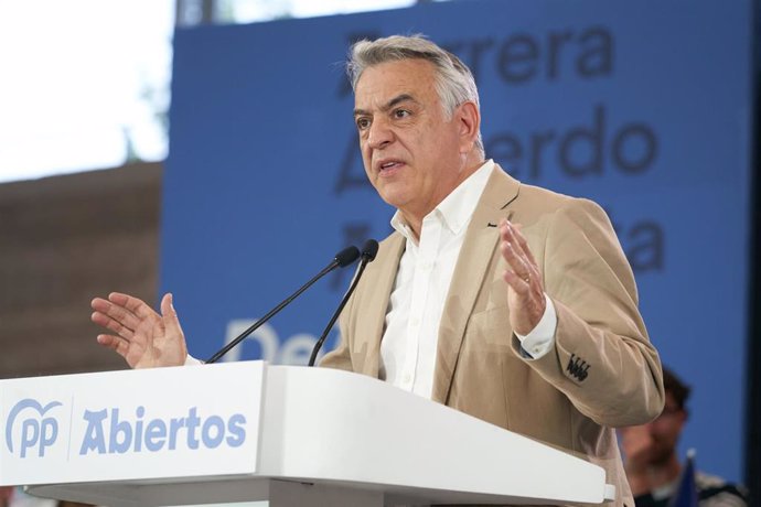 El candidato a lehendakari por el PP, Javier de Andrés, durante el acto de cierre de campaña del partido, en el Centro Cívico Lakua, a 19 de abril de 2024, en Vitoria-Gasteiz, Álava, País Vasco (España). 