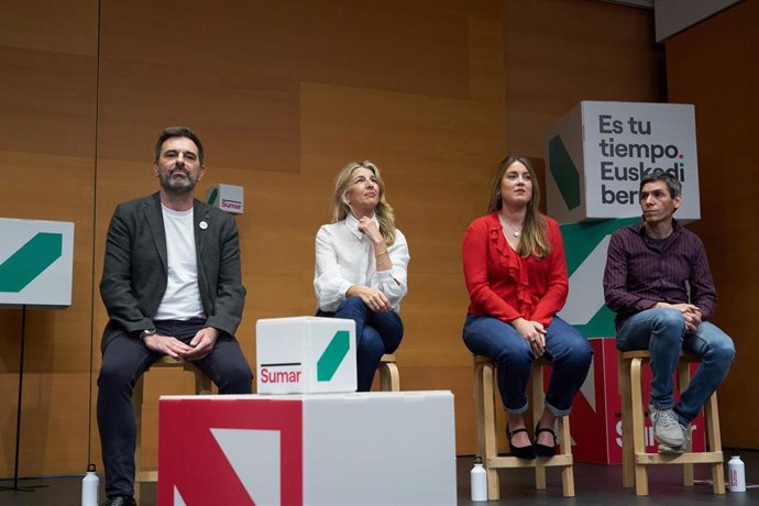 (I-D) El candidato de Sumar por Guipúzcoa, Andeka Larrea, la vicepresidenta segunda y ministra de Trabajo y Economía Social, Yolanda Díaz, la candidata de Sumar a Lehendakari, Alba García, y el candidato de Sumar por Vizcaya, Jon Hernández, durante un act