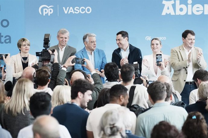 El presidente de la Junta de Andalucía, Juanma Moreno, en un acto de la campaña electoral del PP en el País Vasco.