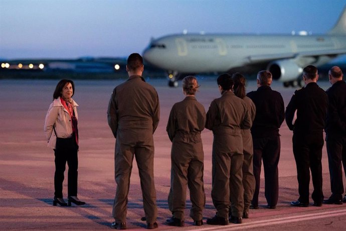 La ministra de Defensa, Margarita Robles, recibe a los miembros de la UMAER que han intervenido en la evacuación del ciudadano español Alex García desde Bangkok, en la Base Aérea de Torrejón de Ardoz, a 21 de abril de 2024, en Torrejón de Ardoz, Madrid (E