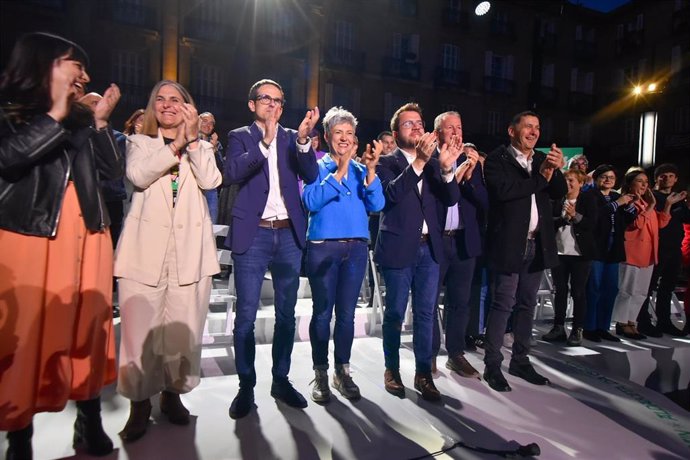 El candidato a lehendakari, Pello Otxandiano (c), durante el cierre de campaña de Euskal Herria Bildu (EH Bildu), en la Plaza Nueva, a 19 de abril de 2024, en Bilbao, Vizcaya, País Vasco (España).  Este último encuentro se enmarca dentro de los actos prev