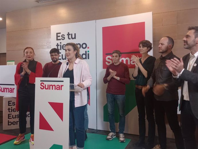 Alba García, junto al resto de candidatos de Sumar, en Bilbao