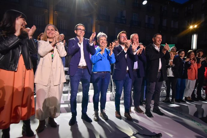 El candidat a lehendakari, Pello Otxandiano (c), durant el tancament de campanya d'Euskal Herria Bildu (EH Bildu), a la Plaça Nova, a 19 d'abril de 2024, a Bilbao, Biscaia, País Basc (Espanya).  Aquesta última trobada s'emmarca dins dels actes prev