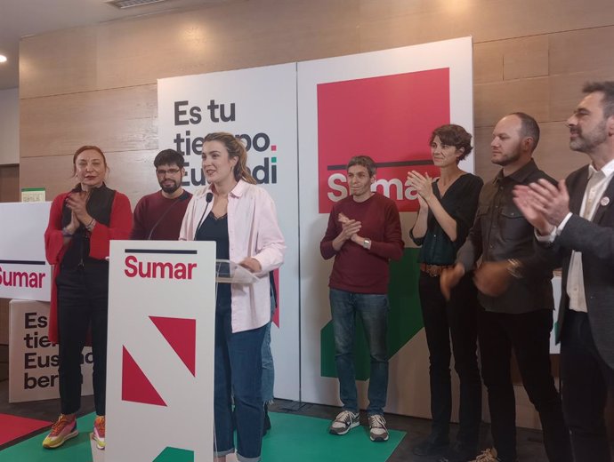 Alba García, junt amb la resta de candidats de Sumar, a Bilbao