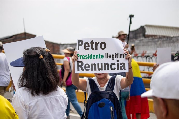 Archivo - March 6, 2024, Cali, Valle Del Cauca, Colombia: Demonstrators hold signs against the government and reforms of president Gustavo Petro during an opposition demonstration against Colombia's president Gustavo Petro and his reforms, on March 6, 202