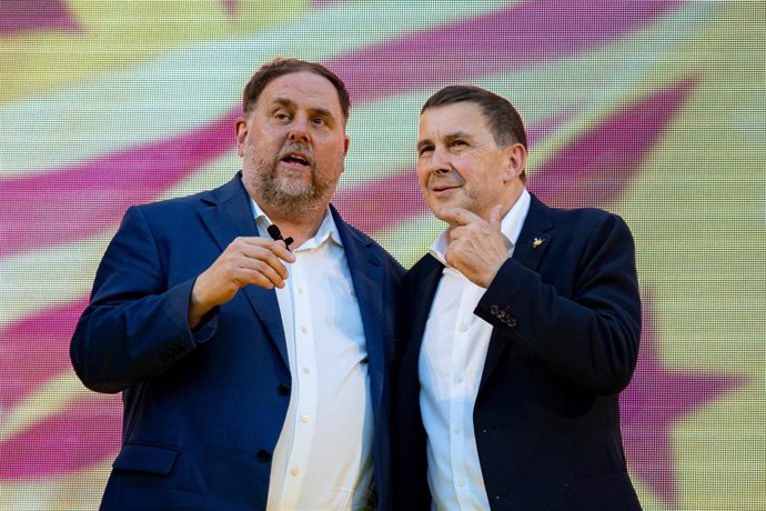 Archivo - El presidente de ERC Oriol Junqueras, y el coordinador de EH Bildu Arnaldo Otegi durante un mitin para las elecciones generales en Barcelona