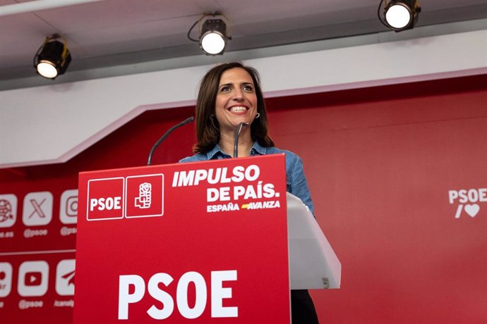 La portavoz del PSOE, Esther Peña, hace una declaración ante los medios tras el recuento electoral en las elecciones vascas del 21A.