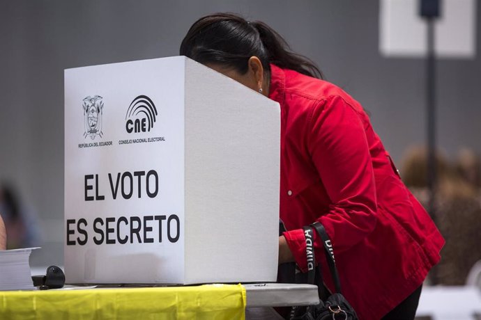 Consulta popular de Ecuador en un centro de votación en Madrid, España