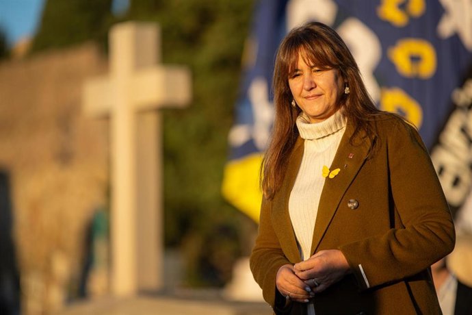 Archivo - La presidenta de Junts, Laura Borràs, atiende a los medios de comunicación durante la ofrenda floral anual a la tumba del expresidente de la Generalitat Francesc Macià, en el cementerio de Montjuic