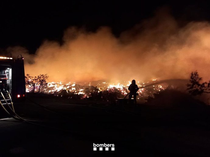 El incendio activo de una planta de compostaje en Botarell (Tarragona)