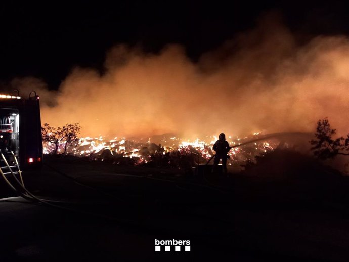 L'incendi actiu d'una planta de compostatge a Botarell (Tarragona)
