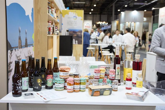 Archivo - Un estand de bebidas y dulces durante la inauguración de la 36ª Edición del Salón Gourmets 2023 en Madrid, en IFEMA