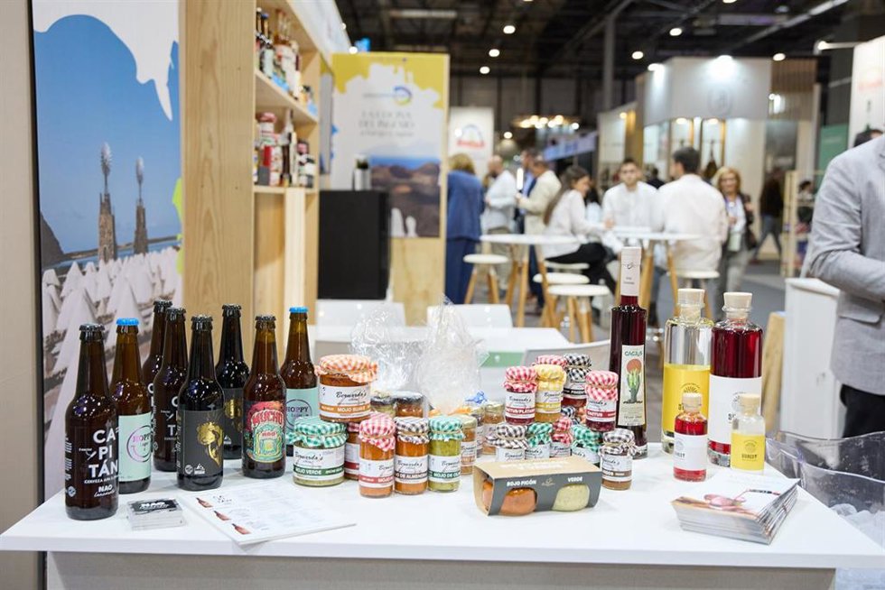 Archivo - Un estand de bebidas y dulces durante la inauguración de la 36 Edición del Salón Gourmets 2023 en Madrid, en IFEMA