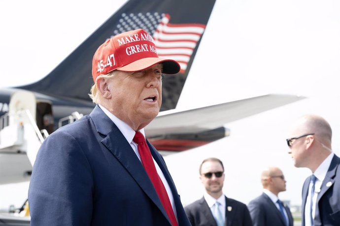10 April 2024, US, Atlanta: US former President Donald Trump greets crowd as he arrives at private area of Atlanta Hartsfield-Jackson Airport. Trump was scheduled to attend a fundraising event in Atlanta. Photo: Robin Rayne/ZUMA Press Wire/dpa