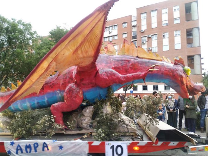 Archivo - Imagen de archivo del desfile del dragón y San Jorge de Cáceres