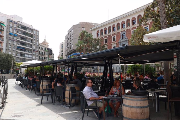 Archivo - Terrazas de bares en la plaza de la Constitución.