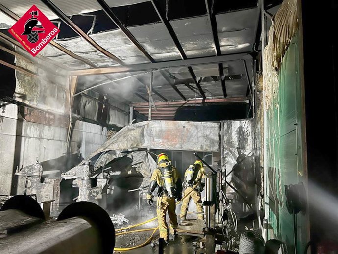 Nave afectada por el fuego en Redován