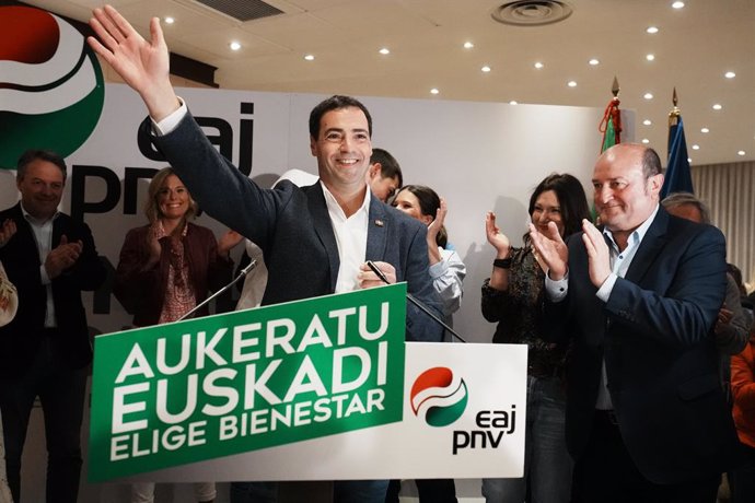 El candidato del PNV a lehendakari, Imanol Pradales (i) y el presidente del PNV, Andoni Ortuzar (d), tras finalizar la jornada electoral de elecciones autonómicas del País Vasco y resultar ganador su partido, en Sabin Etxea, a 21 de abril de 2024, en Bilb