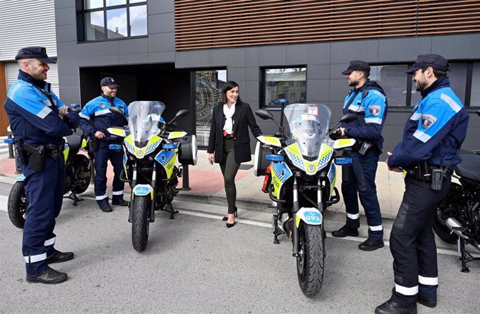 La alcaldesa de Santander, Gema Igual, con policías locales