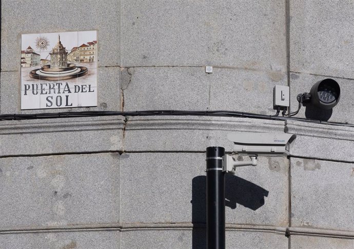 Archivo - Cámara de vigilancia instalada en las inmediaciones de la Puerta del Sol,