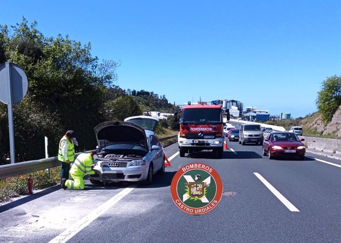 Bomberos de Castro sofocan un coche incendiado en la A-8 en Ontón