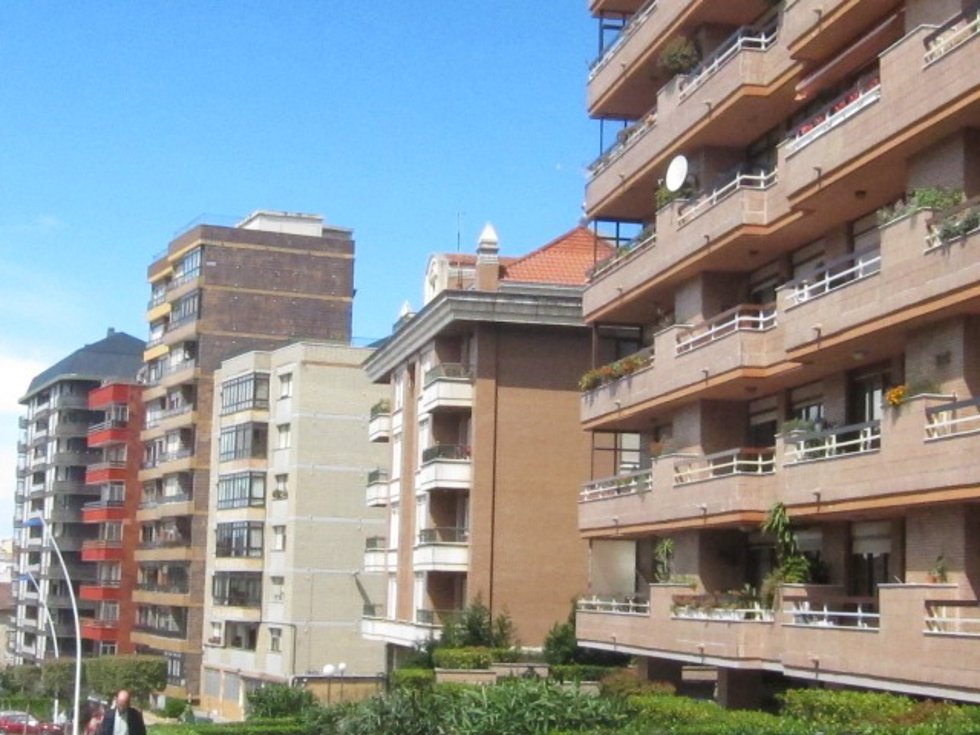 Archivo - La oferta de vivienda en venta cae un 6% interanual en el primer trimestre, según Idealista.
