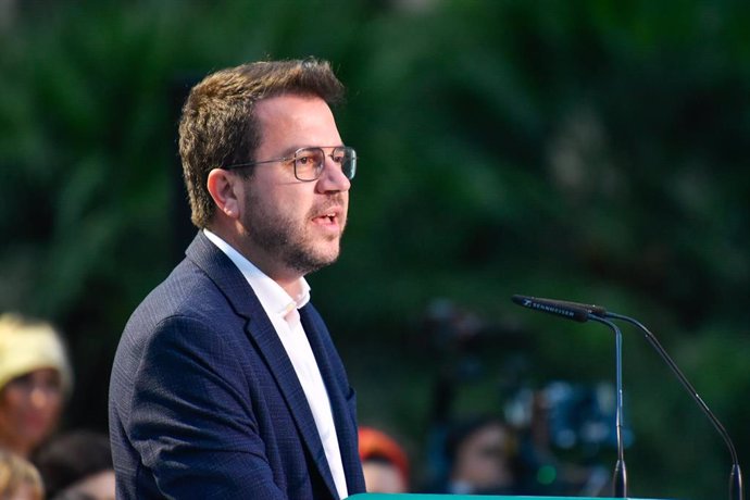 El president de la Generalitat de Catalunya, Pere Aragonès, durante el cierre de campaña de Euskal Herria Bildu (EH Bildu), en la Plaza Nueva, a 19 de abril de 2024, en Bilbao, Vizcaya, País Vasco (España).  