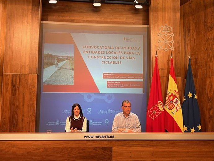La directora general de Transportes y Movilidad Sostenible, Berta Miranda, y el director del Servicio de Gestión, Ordenación de Transportes y Movilidad, Santiago Alemán.
