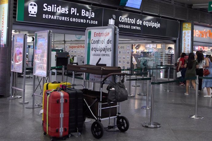 Archivo - Varias maletas en el acceso de la puerta de salida y de control de equipajes en la estación de Atocha-Almudena Grandes con motivo de la operación salida de inicios de agosto, a 28 de julio de 2023, en Madrid (España).  