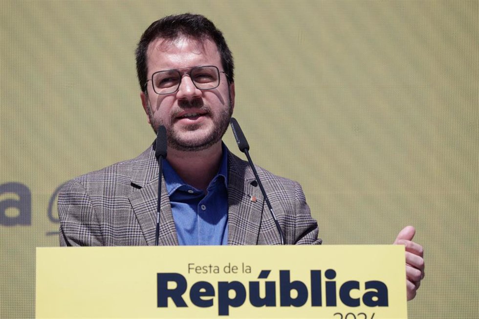 El presidente de la Generalitat de Catalunya, Pere Aragonés, interviene durante el acto de ERC Festa de la República, en el paseo Companys, a 13 de abril de 2024, en Barcelona, Catalunya (España). 