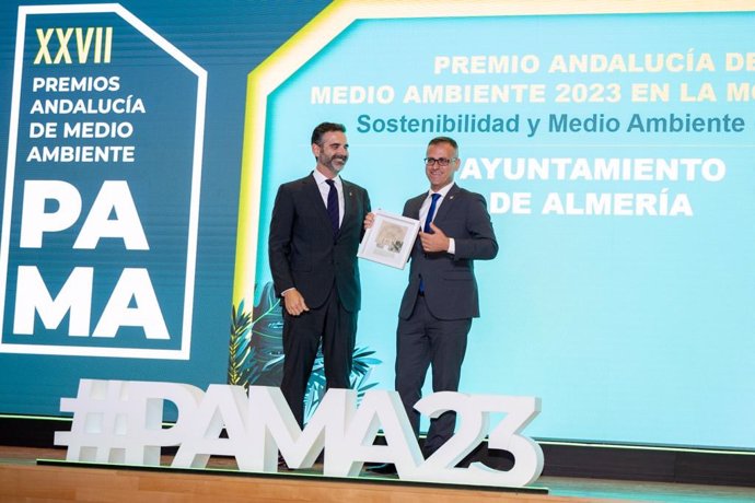 El consejero de Sostenibilidad, Medio Ambiente y Economía Azul, Ramón Fernández Pacheco, a la izquierda de la imagen, en la entrega de premios de la última edición de los reconocimiento de Medio Ambiente 2023.