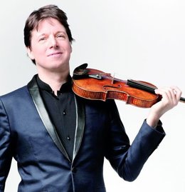 El violinista Joshua Bell con el violín Stradivarius Gibson Ex-Huberman.