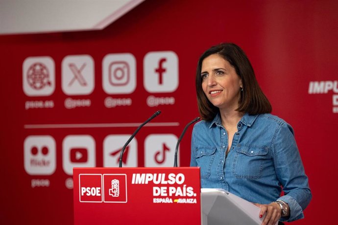 La portavoz del PSOE, Esther Peña, en una declaración ante los medios en la sede del partido en la calle Ferraz en la noche electoral del 21A