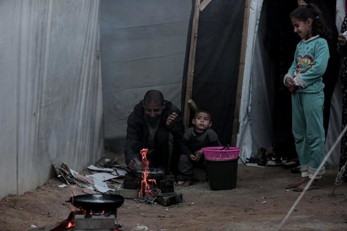 Archivo - Una familia de desplazados palestinos en Gaza