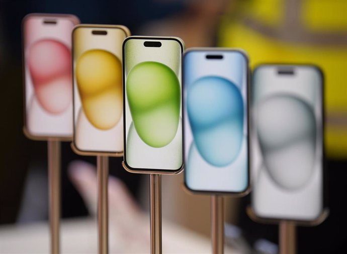 Archivo - 22 September 2023, United Kingdom, London: The new Apple iPhone 15 on display inside the tech giant's flagship store in Regent Street, central London. Photo: Jonathan Brady/PA Wire/dpa