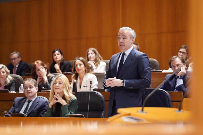 El presidente del Gobierno de Aragón, Jorge Azcón, interviene en el Pleno de las Cortes.