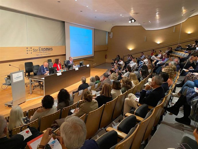La consellera de Salud, Manuela García, durante la Jornada de Humanización y Excelencia en la Gestión Sanitaria, en el Hospital Son Espases.
