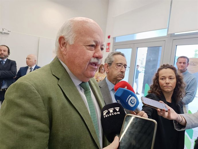 Jesús Aguirre atiende a los periodistas, junto a Ricardo Rojas.