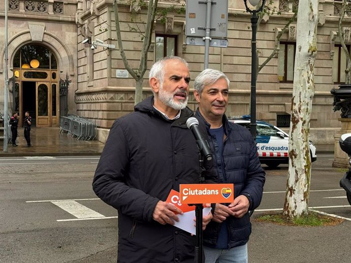 El candidato de Cs a las elecciones catalanas, Carlos Carrizosa, ante el Palacio de la Justicia este 22 de abril